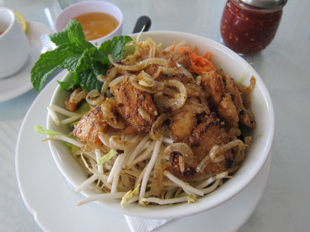 Vermicelli bowl with chicken and lemongrass