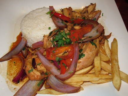 Pollo saltado