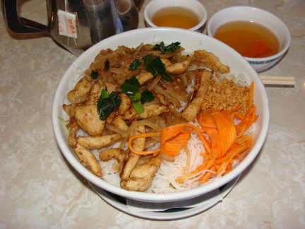 Vermicelli bowl with stir fried chicken and lemongrass